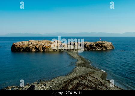 Eine ruhige Landschaft mit zwei großen Felsformationen in der Nähe des Ufers einer malerischen Bucht Stockfoto