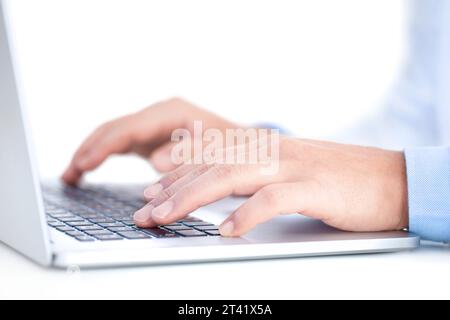 Mann auf einem Laptop eingeben Stockfoto