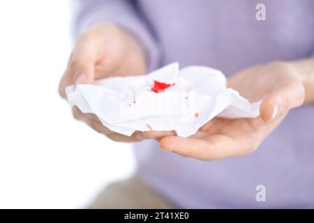 Mann mit Blut auf Gewebe Stockfoto