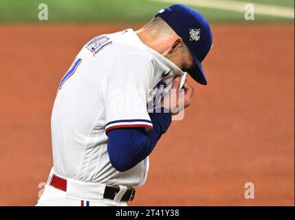 Arlington, Usa. Oktober 2023. Nathan Eovaldi, der im fünften Inning gegen die Arizona Diamondbacks im ersten Spiel der World Series 2023 auf dem Globe Life Field in Arlington, Texas, am Freitag, den 27. Oktober 2023, aus dem Spiel geholt wird. Foto: Ian Halperin/UPI Credit: UPI/Alamy Live News Stockfoto