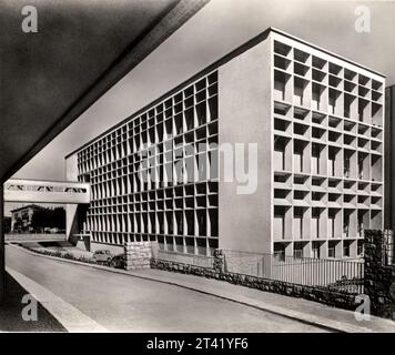 1955 CA , Ivrea , Turin , ITALIEN : das Gebäude der OLIVETTI-Konzernfabrik in Ivrea , von der West Side ( fronte lato Ovest ) , von den modernen rationalistischen Architekten Luigi Figini und Gino Pollini . Der italienische Unternehmer und Ingenieur CAMILLO OLIVETTI ( 1868–1943 ) war der Gründer von Olivetti & Co., Schreibmaschinen , Taschenrechner und Computer indus?Trial Magnate . Nach ihm wurde die Arbeit mit seinem Sohn ADRIANO OLIVETTI ( 1901–1960 ) fortgesetzt. Unbekannter Fotograf. - GESCHICHTE - FOTO STORICHE - ARCHITETTURA - ARCHITEKTUR - INDUSTRIE - INDUSTRIE - MAKCHINA DA SCRIVERE - MACCHINA - SCHREIBMASCHINE - PANO Stockfoto