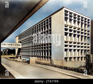 1955 CA , Ivrea , Turin , ITALIEN : das Gebäude der OLIVETTI-Konzernfabrik in Ivrea , von der West Side ( fronte lato Ovest ) , von den modernen rationalistischen Architekten Luigi Figini und Gino Pollini . Der italienische Unternehmer und Ingenieur CAMILLO OLIVETTI ( 1868–1943 ) war der Gründer von Olivetti & Co., Schreibmaschinen , Taschenrechner und Computer indus?Trial Magnate . Nach ihm wurde die Arbeit mit seinem Sohn ADRIANO OLIVETTI ( 1901–1960 ) fortgesetzt. Unbekannter Fotograf. DIGITAL COLORIERT. - GESCHICHTE - FOTO STORICHE - ARCHITETTURA - ARCHITEKTUR - INDUSTRIE - INDUSTRIA - MACCHINE DA SCRIVERE - MACCHIN Stockfoto