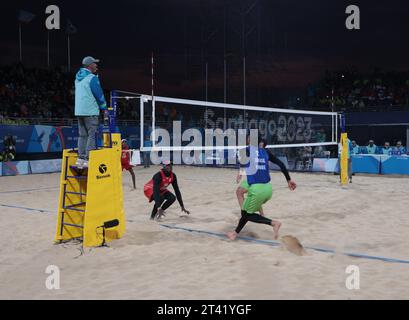 Santiago, Chile, USA. Oktober 2023. Santiago (CHL), 27/2023 - PAN AMERICAN/FINAL/BEACH VOLLEYBALL/MEN/BRASILIEN/KUBA - die Brasilianer George und Andre waren Meister im Panamerikanischen Beachvolleyball-Finale gegen die Kubaner Diaz und Alayo, die Silber holten, am Freitag im Beach Volleyball Center in Santiagobno Chile ging Bronze nach Chile. (Kreditbild: © Leco Viana/TheNEWS2 via ZUMA Press Wire) NUR REDAKTIONELLE VERWENDUNG! Nicht für kommerzielle ZWECKE! Stockfoto