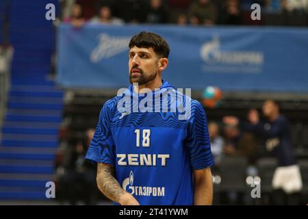 Sankt Petersburg, Russland. Oktober 2023. Adrien Moerman (18) von Zenit in Aktion während des Basketballspiels der VTB United League, reguläre Saison, zwischen Zenit Sankt Petersburg und Enisey Krasnojarsk Territory in der Arena. Endpunktzahl: Zenit 80:77 Enisey. Quelle: SOPA Images Limited/Alamy Live News Stockfoto