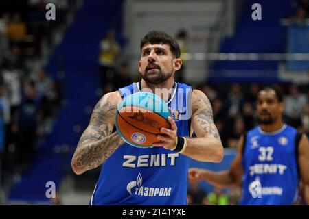 Sankt Petersburg, Russland. Oktober 2023. Adrien Moerman (18) von Zenit in Aktion während des Basketballspiels der VTB United League, reguläre Saison, zwischen Zenit Sankt Petersburg und Enisey Krasnojarsk Territory in der Arena. Endpunktzahl: Zenit 80:77 Enisey. (Foto: Maksim Konstantinov/SOPA Images/SIPA USA) Credit: SIPA USA/Alamy Live News Stockfoto