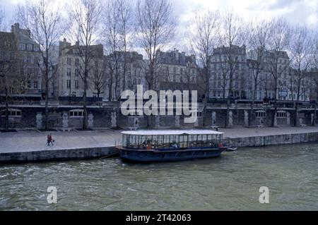 Ein Paar spaziert im Winter entlang der seine in Paris, Frankreich Stockfoto