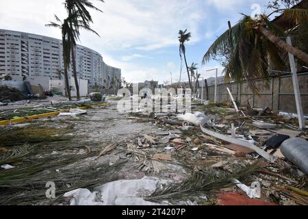 Guerrero. Oktober 2023. Dieses am 26. Oktober 2023 aufgenommene Foto zeigt eine Straße, nachdem der Hurrikan Otis in Acapulco, Bundesstaat Guerrero, Mexiko, angegriffen wurde. Der Hurrikan Otis hat am Mittwochmorgen als Kategorie 5 Hurrikan die Küste des südmexikanischen Bundesstaates Guerrero getroffen, wie ein Beamter am Donnerstag sagte. Quelle: Dassaev Tellez Adame/Xinhua/Alamy Live News Stockfoto