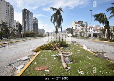 Guerrero. Oktober 2023. Dieses am 26. Oktober 2023 aufgenommene Foto zeigt eine Straße, nachdem der Hurrikan Otis in Acapulco, Bundesstaat Guerrero, Mexiko, angegriffen wurde. Der Hurrikan Otis hat am Mittwochmorgen als Kategorie 5 Hurrikan die Küste des südmexikanischen Bundesstaates Guerrero getroffen, wie ein Beamter am Donnerstag sagte. Quelle: Dassaev Tellez Adame/Xinhua/Alamy Live News Stockfoto