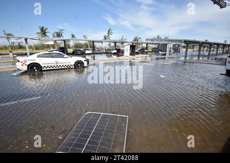 Guerrero. Oktober 2023. Dieses am 26. Oktober 2023 aufgenommene Foto zeigt eine Straße, nachdem der Hurrikan Otis in Acapulco, Bundesstaat Guerrero, Mexiko, angegriffen wurde. Der Hurrikan Otis hat am Mittwochmorgen als Kategorie 5 Hurrikan die Küste des südmexikanischen Bundesstaates Guerrero getroffen, wie ein Beamter am Donnerstag sagte. Quelle: Dassaev Tellez Adame/Xinhua/Alamy Live News Stockfoto