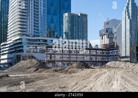 Eine Baustelle mit neuen Gebäuden im Hintergrund in der Innenstadt von Toronto, ON, Kanada Stockfoto