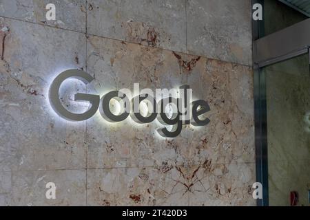 Das Google-Logo am Eingang des Google Toronto Büros in der Richmond Street in der Innenstadt von Toronto Stockfoto