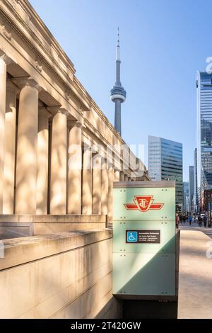 Das TTC-Logo (Toronto Transit Commission) ist außerhalb des Union Station Gebäudes mit dem CN Tower Hintergrund in Toronto, ON, Kanada zu sehen Stockfoto