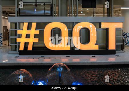 QQT-Zeichen im Queen's Quay Terminal in Toronto, ON, Kanada Stockfoto