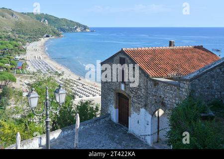 Blick auf den Strand eines Küstendorfes in der Provinz Latina. Stockfoto