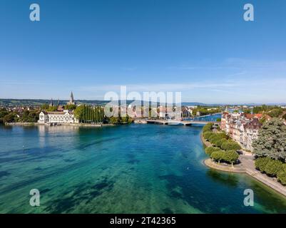 Luftaufnahme des Bodensees und des Seerheins, auch Rheintrichter mit der Stadt Konstanz und der alten Rheinbrücke, wo der Rhein offiziell ist Stockfoto