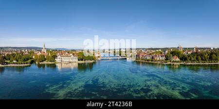 Luftpanorama des Bodensees und des Seerheins, auch Rheintrichter mit der Stadt Konstanz und der alten Rheinbrücke, wo der Rhein offiziell ist Stockfoto