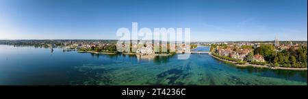 Luftpanorama des Bodensees und des Seerheins, auch Rheintrichter mit der Stadt Konstanz und der alten Rheinbrücke, wo der Rhein offiziell ist Stockfoto