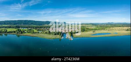 Luftpanorama des westlichen Bodensees mit der Bodenseegemeinde Moos und dem Yachthafen, am Horizont links der Schienerberg Stockfoto