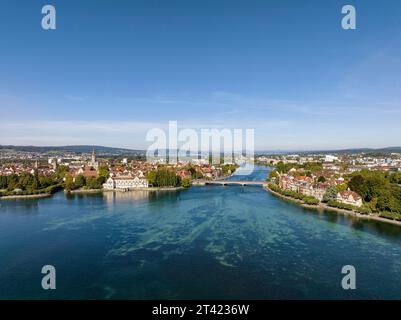 Luftaufnahme des Bodensees und des Seerheins, auch Rheintrichter mit der Stadt Konstanz und der alten Rheinbrücke, wo der Rhein offiziell ist Stockfoto