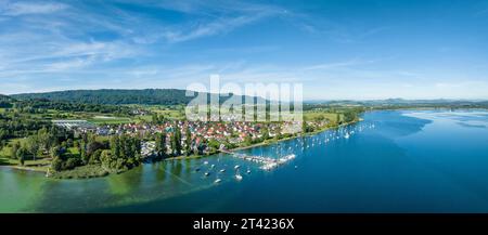 Luftpanorama des westlichen Bodensees mit der Bodenseegemeinde Iznang auf der Halbinsel Hoeri, am Horizont links die Stockfoto