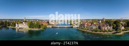 Luftpanorama des Bodensees und des Seerheins, auch Rheintrichter mit der Stadt Konstanz und der alten Rheinbrücke, wo der Rhein offiziell ist Stockfoto