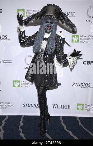 New York, USA. Oktober 2023. Thorgy nimmt am 27. Oktober 2023 an Bette Midlers jährlichem Hulaween Bash in der Cipriani South Street in New York Teil. (Foto: Anthony Behar/SIPA USA) Credit: SIPA USA/Alamy Live News Stockfoto