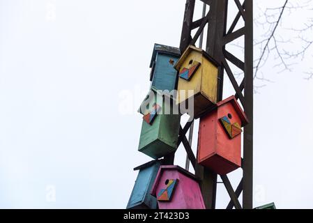 Vogelhäuser hängen an einem alten Stromanschluss, Kopenhagen, Dänemark Stockfoto