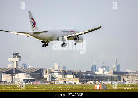 Flugzeug auf der Landung, B-2076, CHINA CARGO AIRLINES BOEING 777F. Silhouette von Mainhattan, Fraport Airport. Flughafen Frankfurt, Fraport, Frankfurt am Main Stockfoto