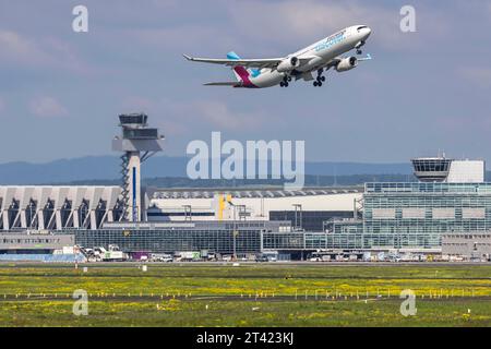 Flugzeuge, die mit Terminal und Turm starten. D-AIKB, EUROWINGS DISCOVER, AIRBUS A330-343. Fraport Airport, Frankfurt am Main, Hessen, Deutschland Stockfoto