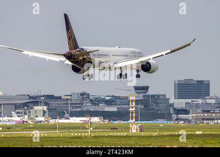 Flugzeug im Anflug, VT-TSO VISTARA BOEING 787-9 DREAMLINER, Terminal und Turm. Fraport Airport, Frankfurt am Main, Hessen, Deutschland Stockfoto