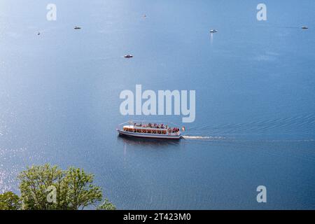 Ausflugsboot auf dem Titisee im Schwarzwald, Drohnenfoto, Titisee-Neustadt, Baden-Württemberg, Deutschland Stockfoto