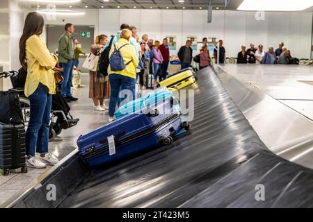 Gepäckkarussell am Flughafen, Gepäckausgabe, Reisende, die auf ihren Koffer warten, Stuttgart, Baden-Württemberg, Deutschland Stockfoto