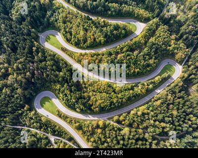 Lochenpass, gewundene Passstraße durch ein Waldgebiet, am Fuße der Schwäbischen Alb. Die Passstraße von Weilstetten nach Tieringen gehört zum Bundesland Stockfoto