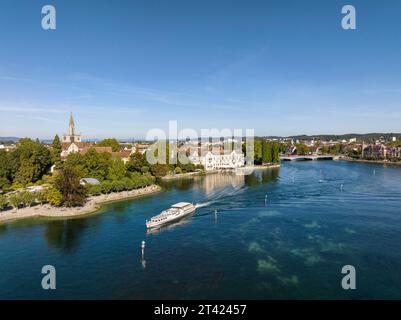 Luftaufnahme des Bodensees mit dem Seerhein, auch Rheintrichter und dem vorbeifahrenden Streckenschiff MS Stein am Rhein, darüber die Steigenberger Stockfoto