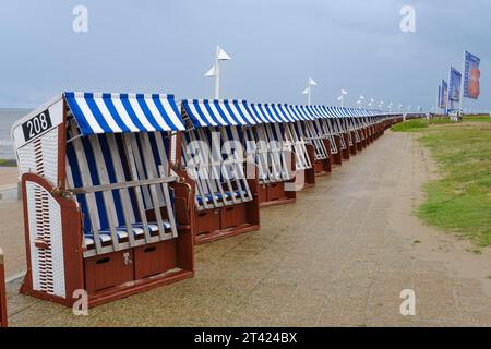 Liegestühle in einer Reihe am grünen Strand, Norderney, Nordsee, Ostfriesland, Niedersachsen, Deutschland Stockfoto