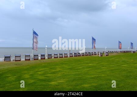 Liegestühle in einer Reihe am grünen Strand, Norderney, Nordsee, Ostfriesland, Niedersachsen, Deutschland Stockfoto