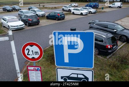 Bandenitz, Deutschland. Oktober 2023. Nur wenige Autos stehen auf einem Pendlerparkplatz an der Zufahrtsstraße Hagenow auf der Autobahn A24 in Richtung Hamburg (Luftaufnahme mit Drohne). Die Bewohner des Landkreises Ludwigslust-Parchim nehmen die längsten Pendelstrecken in Deutschland an. Nach Berechnungen der Bundesanstalt für Bau-, Stadt- und Raumforschung (BBSR) in Bonn betrug die durchschnittliche Einbahnstrecke 2022 28,6 Kilometer pro Tag. Quelle: Jens Büttner/dpa/Alamy Live News Stockfoto