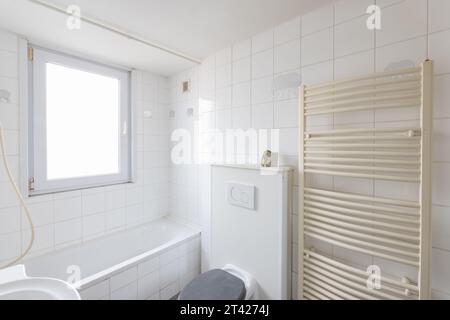 Dieses moderne Badezimmer ist mit weißer Farbe versehen und in makellosem Zustand gehalten Stockfoto