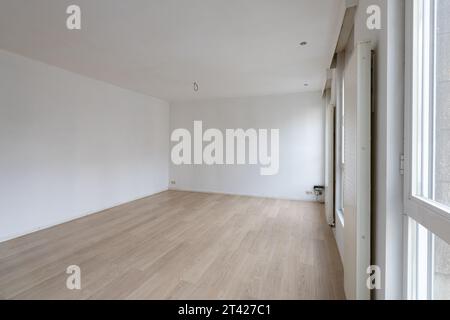Ein Innenraum mit Hartholzböden und weißen Wänden Stockfoto