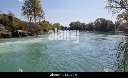 Ein atemberaubender Blick auf den Manavgat Wasserfall in Antalya, Türkei, umgeben von üppigen Bäumen Stockfoto