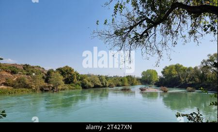 Ein atemberaubender Blick auf den Manavgat Wasserfall in Antalya, Türkei, umgeben von üppigen Bäumen Stockfoto