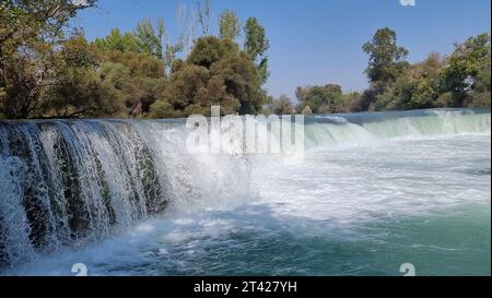 Ein atemberaubender Blick auf den Manavgat Wasserfall in Antalya, Türkei, umgeben von üppigen Bäumen Stockfoto
