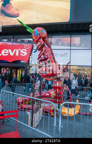 Skulpturen, die am 27. Oktober 2023 auf dem Times Square in New York installiert wurden, um den mexikanischen Feiertag der Toten zu feiern, der von der Stadt Atlixco und dem mexikanischen Konsulat gesponsert wurde Stockfoto
