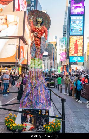 Skulpturen, die am 27. Oktober 2023 auf dem Times Square in New York installiert wurden, um den mexikanischen Feiertag der Toten zu feiern, der von der Stadt Atlixco und dem mexikanischen Konsulat gesponsert wurde Stockfoto