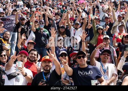 Großer Preis Von Mexiko-Stadt, Mexiko. Oktober 2023. Die Menge posiert für die Kamera. Quelle: Lexie Harrison-Cripps/Alamy Live News Stockfoto