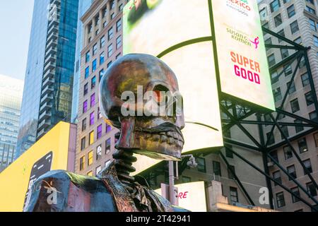 Skulpturen, die am 27. Oktober 2023 auf dem Times Square in New York installiert wurden, um den mexikanischen Feiertag der Toten zu feiern, der von der Stadt Atlixco und dem mexikanischen Konsulat gesponsert wurde Stockfoto