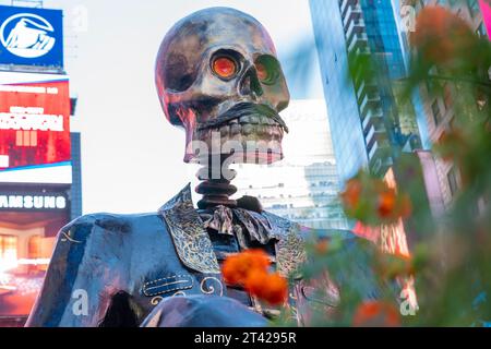 New York, USA. Oktober 2023. Skulpturen, die am 27. Oktober 2023 auf dem Times Square in New York installiert wurden, um den mexikanischen Feiertag der Toten zu feiern, gesponsert von Atlixco vom Staat Pueblo und dem mexikanischen Generalkonsulat in New York. (Foto: Lev Radin/SIPA USA) Credit: SIPA USA/Alamy Live News Stockfoto