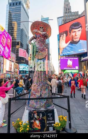 New York, USA. Oktober 2023. Skulpturen, die am 27. Oktober 2023 auf dem Times Square in New York installiert wurden, um den mexikanischen Feiertag der Toten zu feiern, gesponsert von Atlixco vom Staat Pueblo und dem mexikanischen Generalkonsulat in New York. (Foto: Lev Radin/SIPA USA) Credit: SIPA USA/Alamy Live News Stockfoto