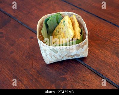 Nahaufnahme von Tempe (gebratener Sojakuchen), in einem Behälter aus Bambus. Traditionelles indonesisches Essen. Stockfoto