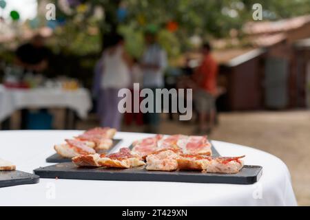 Zwei Scheiben frisch gebackener Pizza auf einem weißen Teller Stockfoto